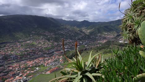 Impresionante-Valle-Con-Casas-De-Pueblo-Por-Todos-Los-Acantilados-Y-Montañas