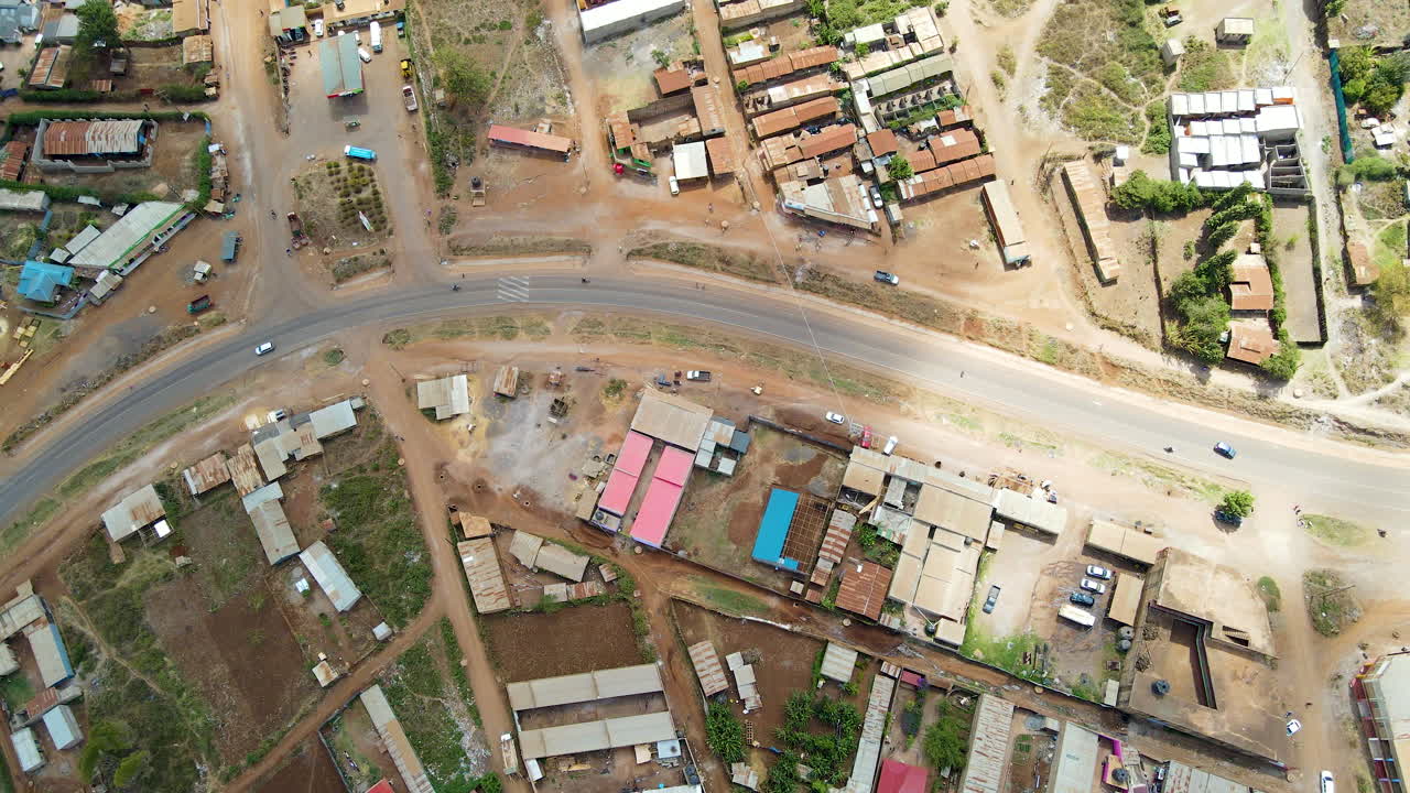 Vista dall'alto del traffico su una strada tranquilla che attraversa una piccola città in Kenya