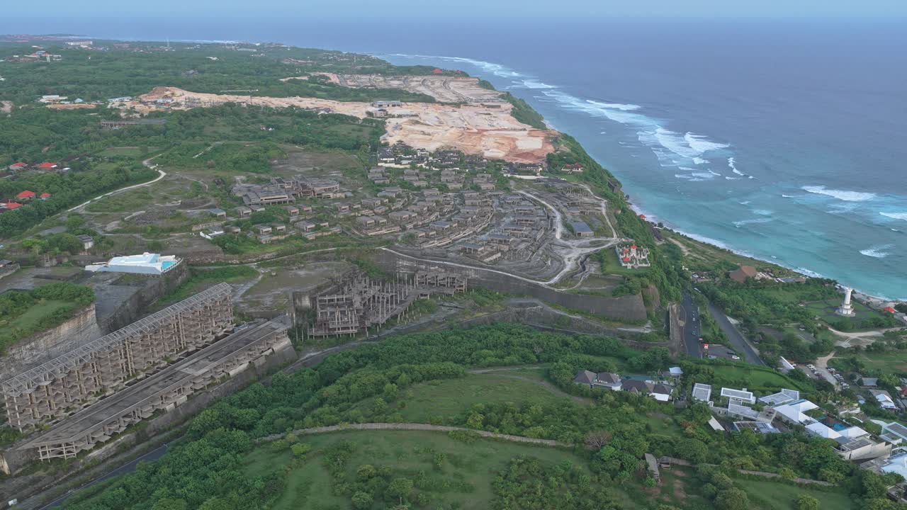 Vista aerea di un cantiere abbandonato per la costruzione di un hotel a Bali, Indonesia
