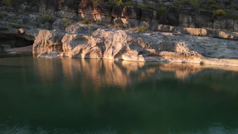 Drohne-Niedrig-Und-Schnell-über-Wasser