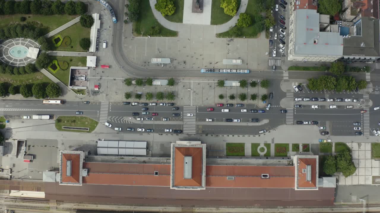 Vista aerea della Stazione Ferroviaria Centrale di Zagabria e di Piazza Re Tomislav - ripresa dall'alto con drone.