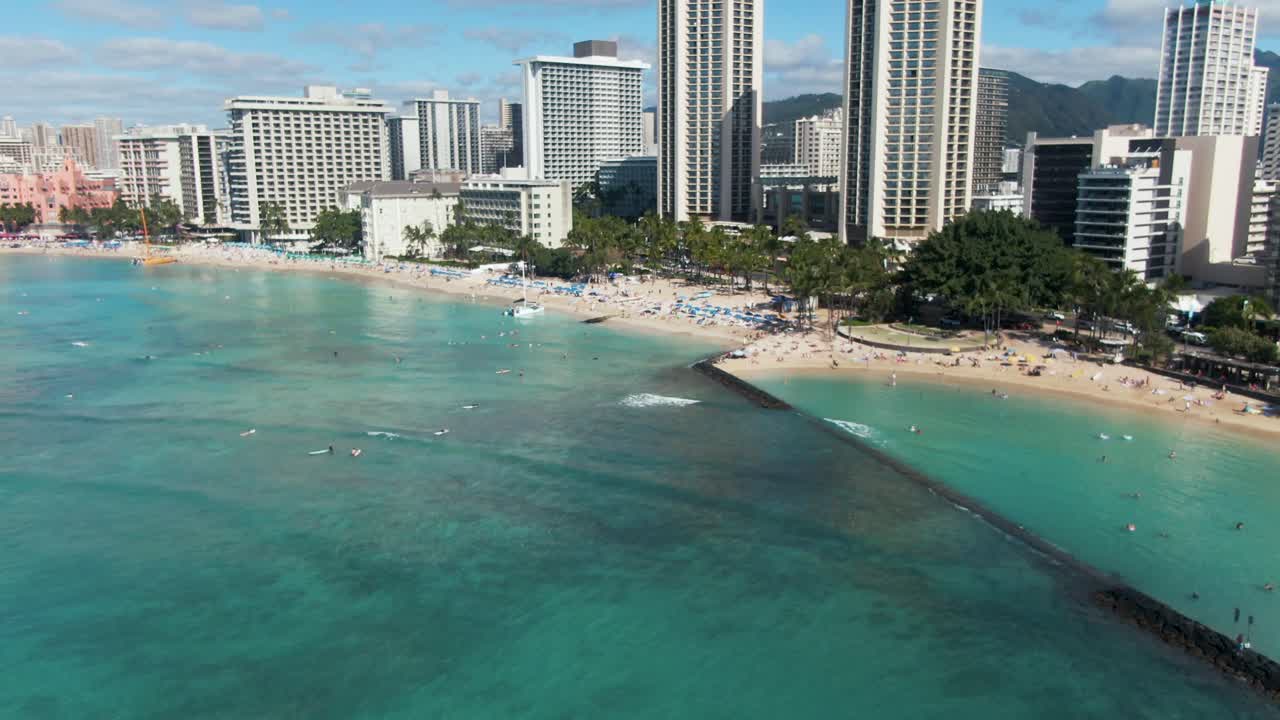 Hotel grattacielo sulla costa di Waikiki a Oahu, Hawaii, ripresa aerea di presentazione.
