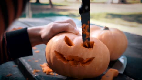 organizando los últimos detalles para las vacaciones de halloween con el malvado corte de calabazas