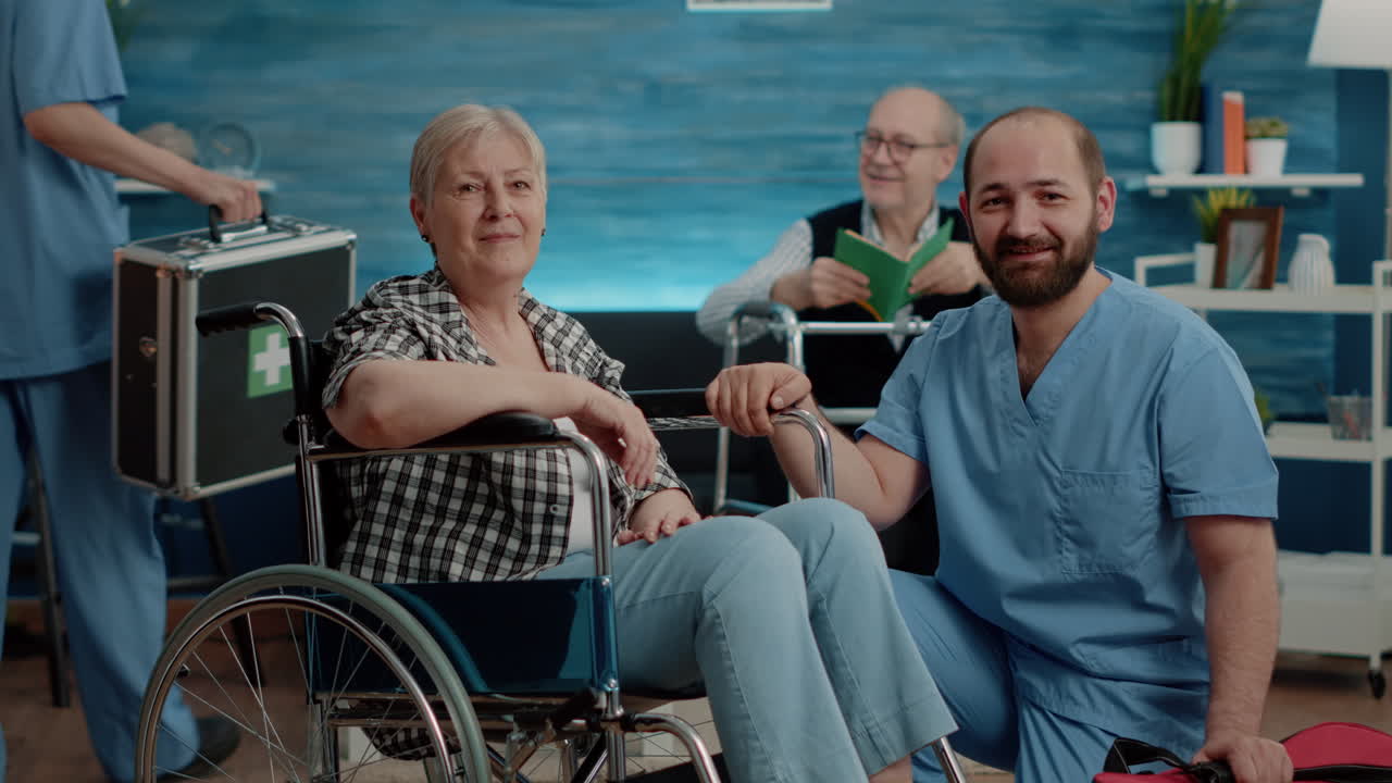 Portrett av eldre kvinne og mannlig sykepleier som ser på kameraet