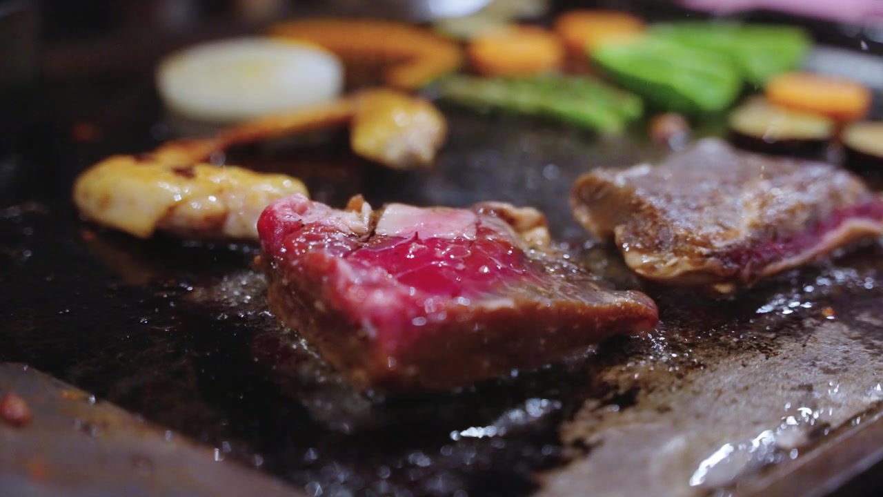 Daging dan Sayuran Mendesis di Barbekyu, Close-up.