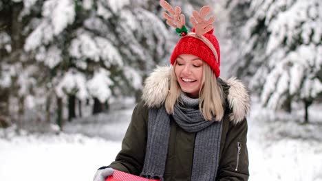 Lächelnde-Und-Schöne-Frau,-Die-Ein-Großes,-Rotes-Weihnachtsgeschenk-Fängt