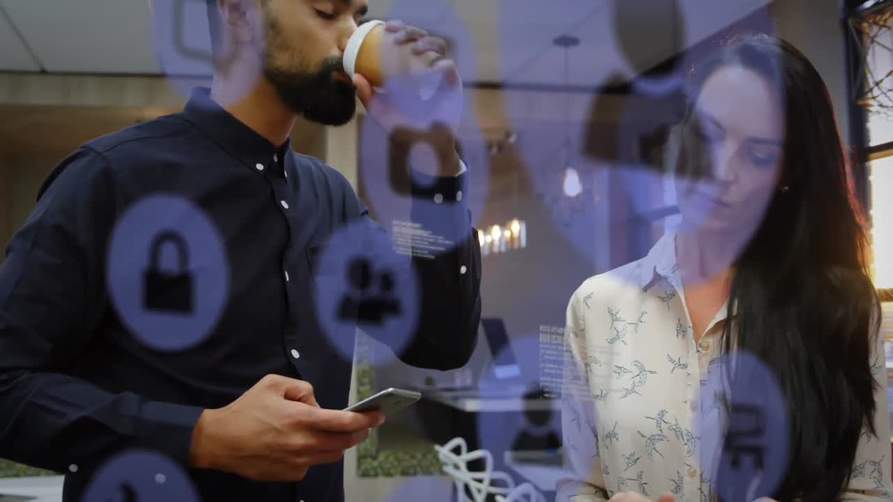 iconos digitales moviéndose contra el hombre bebiendo café