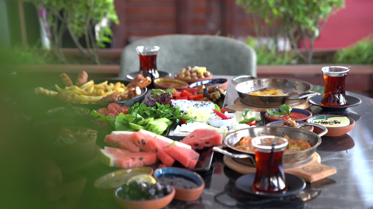 레스토랑에서 테이블 위에 있는 터키식 아침식사. 카메라가 테이블 으로 이동합니다.