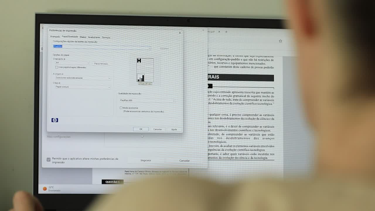 profesional de oficina trabajando en una computadora portátil y seleccionando opciones de impresión