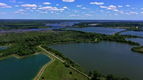 Wasserseen,-Umgeben-Von-Waldgebieten