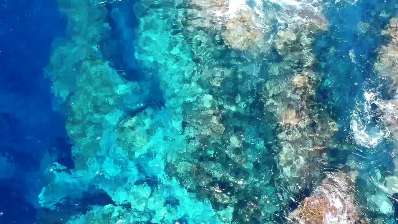 Filmato aereo con drone delle piscine naturali di Garachico Caletón. Oceano blu e le piscine naturali che fungono da spiagge a Tenerife. Belle onde si infrangono sulle rocce nell'acqua