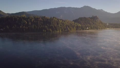 Nahaufnahme-Des-Bleder-Sees,-Slowenien-In-Der-Nähe-Des-Nationalparks-Triglav