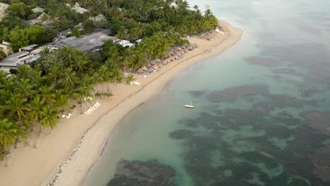 Vista-De-Drones-De-Las-Olas-Del-Océano-Y-De-La-Playa-De-Arena-Del-Caribe,-Playa-De-Gran-Bahía-Príncipe-En-La-Península-De-Samaná,-República-Dominicana