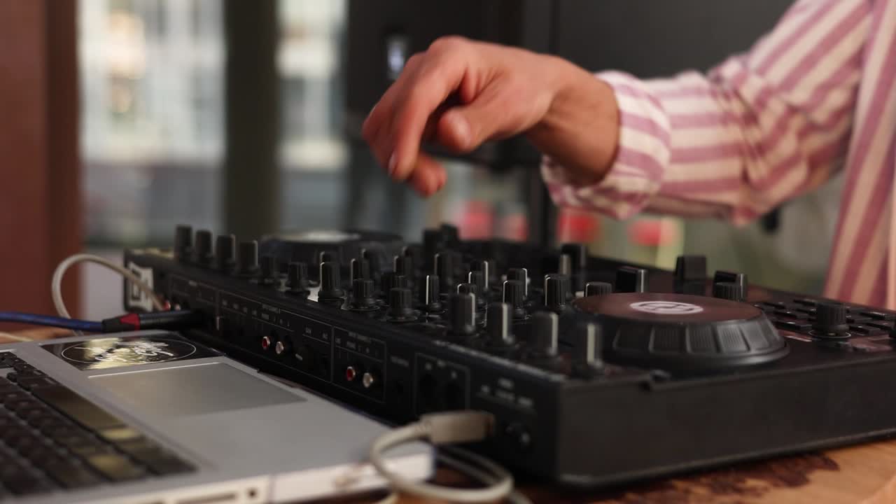 DJ mezclando en una fiesta