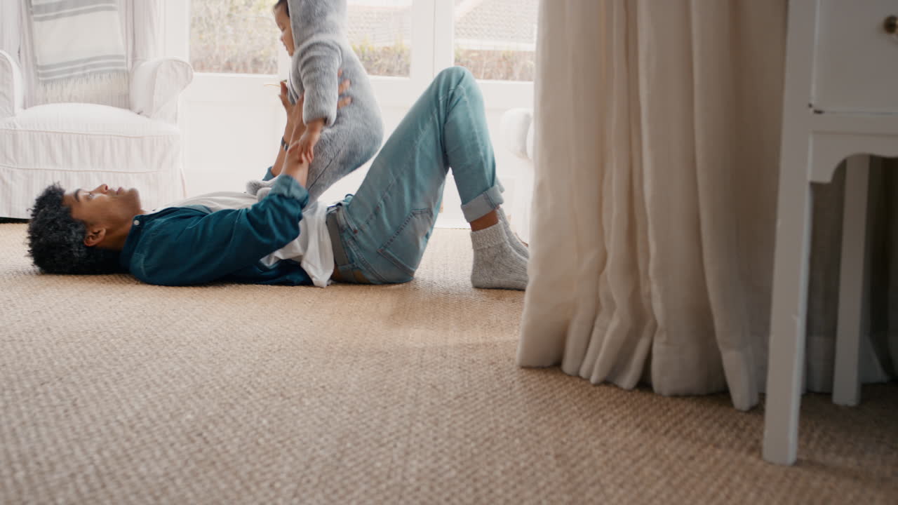 행복한 아버지가 집에서 아기와 함께 놀고 놀면서 유아를 안고 재미있게 웃는 아빠가 아버지의 역할을 즐기고 4k