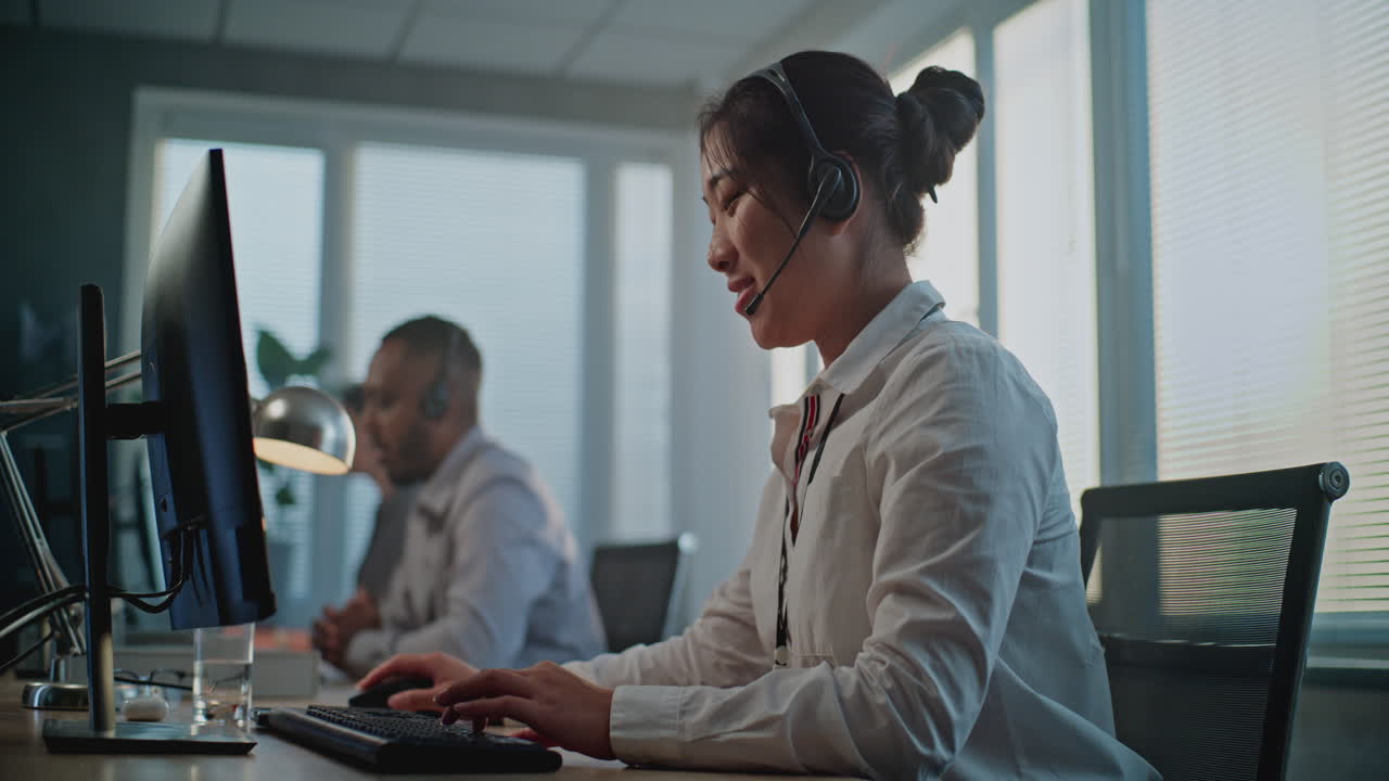representantes de servicio al cliente que trabajan en un centro de llamadas