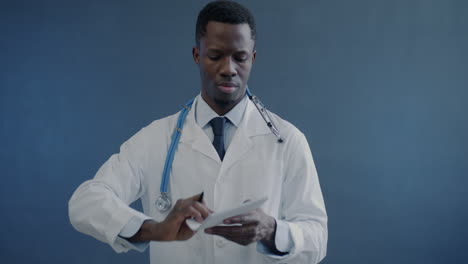 el médico escribiendo notas