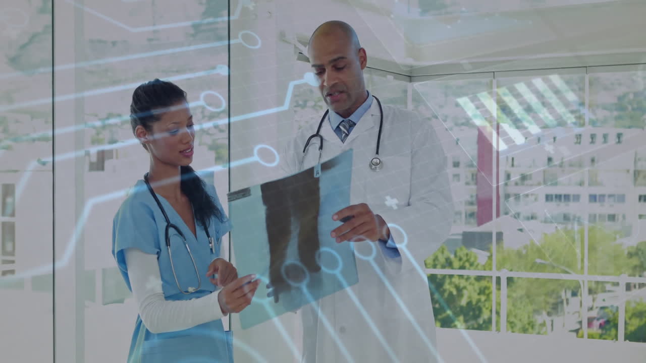 Médicos examinando raio-X com sobreposição de dados digitais em um ambiente hospitalar moderno