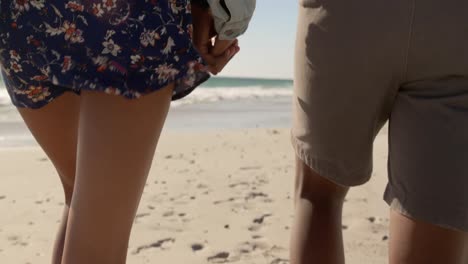 Couple-walking-together-on-the-beach-4k