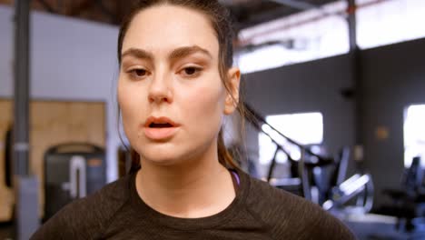 mujer caminando en el estudio de fitness 4k
