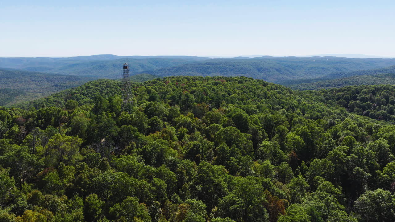 Torre di osservazione di Devils Knob e montagne circostanti nella foresta nazionale di Ozark, AR, USA - Ripresa aerea