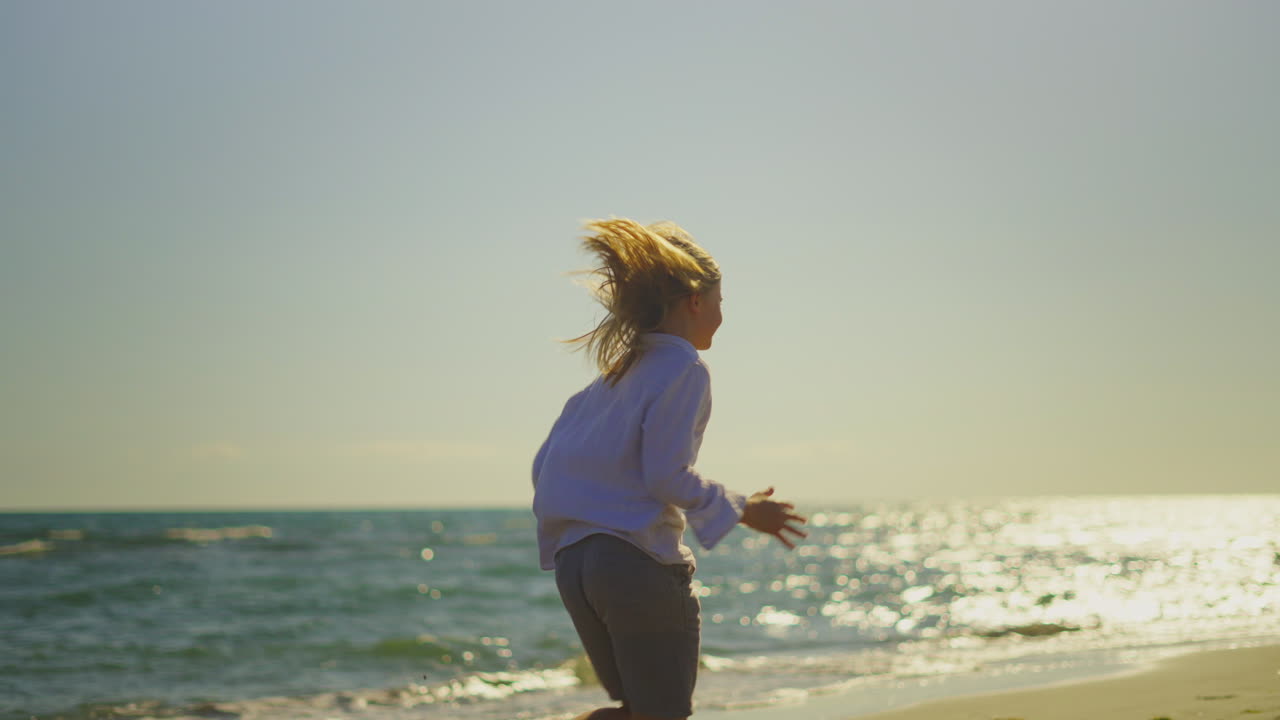 Bambino che corre sulla spiaggia