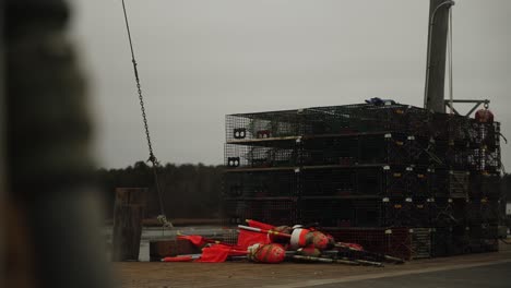 Toma-De-Teleobjetivo-Del-Muelle-De-Pesca-Con-Trampas-Y-Boyas-Para-Langostas-De-Maine,-Video-De-4k