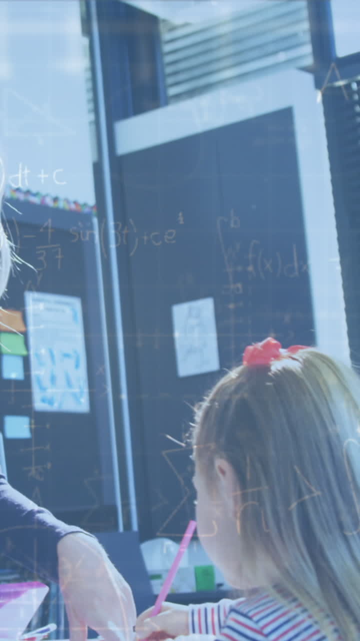 animación de ecuaciones matemáticas sobre diversos escolares con el maestro en el aula