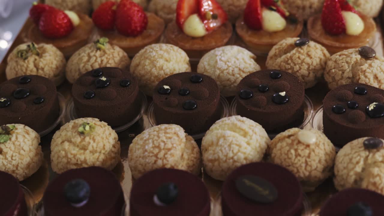 Assortimento di dolci disposti su un vassoio da portata.