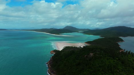 Vista-Aérea-Con-Drones-Desde-El-Mirador-De-Hill-Inlet,-Isla-Whitsundays,-Extremo-Norte,-Playa-Whitehaven,-Queensland,-Australia,-Puerto-De-Airlie,-Parque-Nacional,-Océano-Turquesa-Claro,-Agua-Azul,-Cielo-Nublado,-Barcos,-Turistas,-Adelante