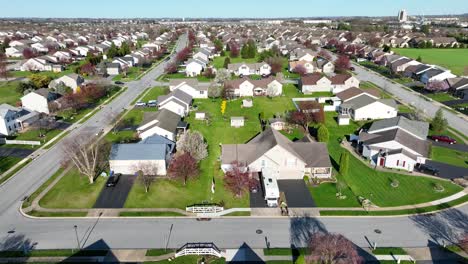 vista aérea de un área residencial en los estados unidos en un hermoso día soleado