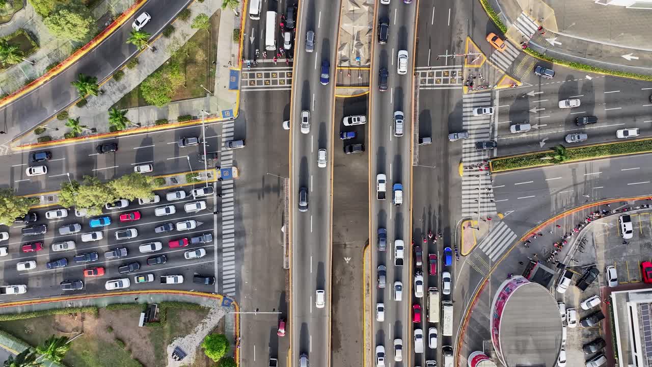 도미니카 공화국 산토 도미노 시내의 비는 도로