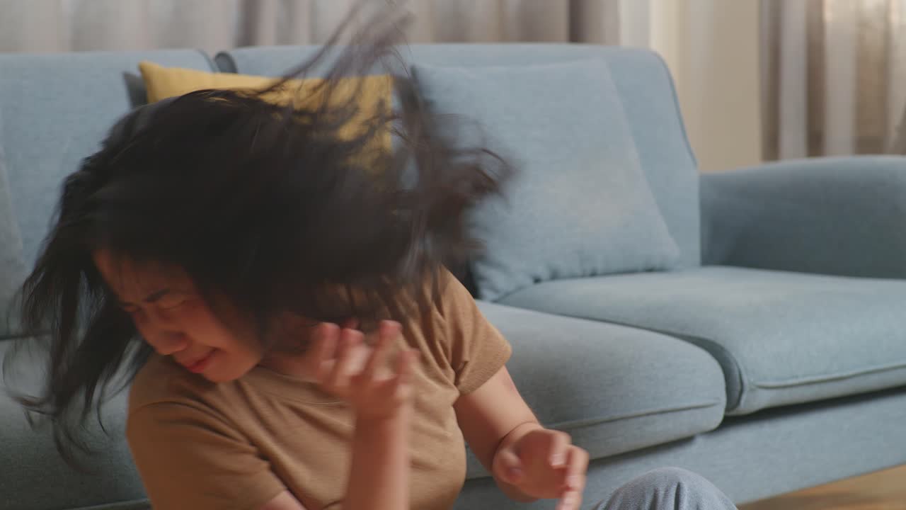 몸에 이 있는 폭력의 희생자였던 젊은 아시아 여성이 집에서 한 남성에 의해 때리고 소리쳤다.