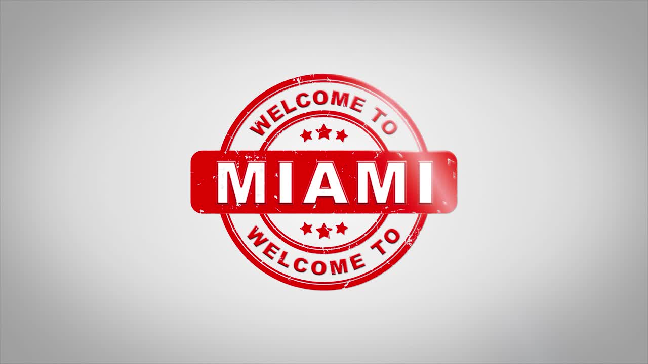 Benvenuti a MIAMI Animazione di timbro in legno con testo firmato. Inchiostro rosso su sfondo di carta bianca pulita con sfondo opaco verde incluso.