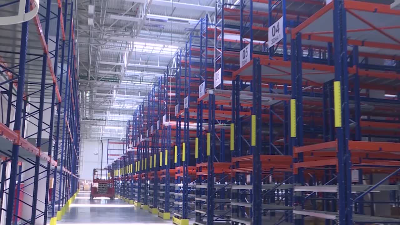 Interni di magazzini moderni con scaffali per lo stoccaggio