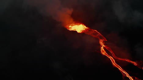 Nachtaufnahmen-Von-Fließendem-Geschmolzenem-Lavastrom-Am-Hang.-Kochendes-Magmatisches-Material-Im-Vulkankrater.-Kraft-Der-Natur.-Fagradalsfjall-Vulkan.-Island,-2021