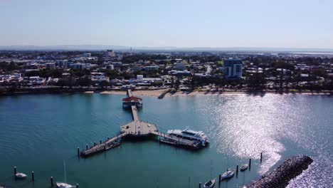 Redcliffe-Es-Una-Ciudad-Y-Un-Suburbio-En-La-Región-De-La-Bahía-De-Moreton,-Muelle-De-Redcliffe,-Paseo-De-La-Explanada,-Queensland,-Australia