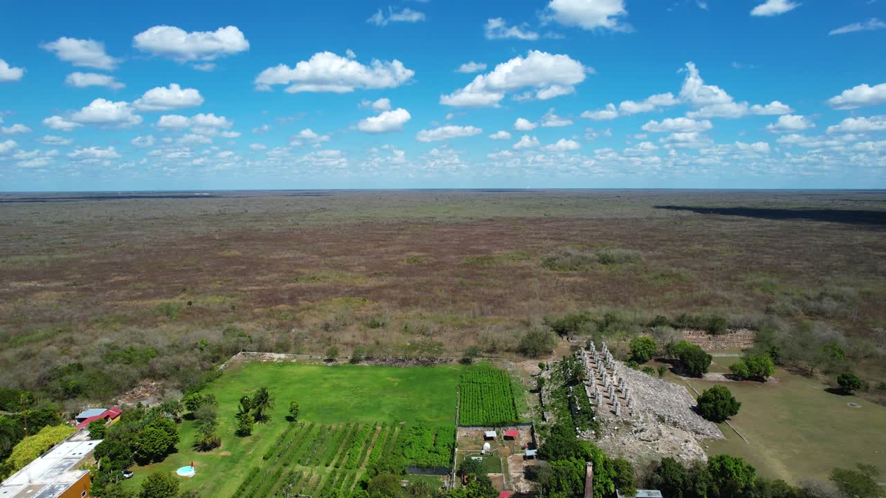 fotografía aérea de las ruinas mayas y la hacienda ake durante una fuerte sequía en yucatán, méxico