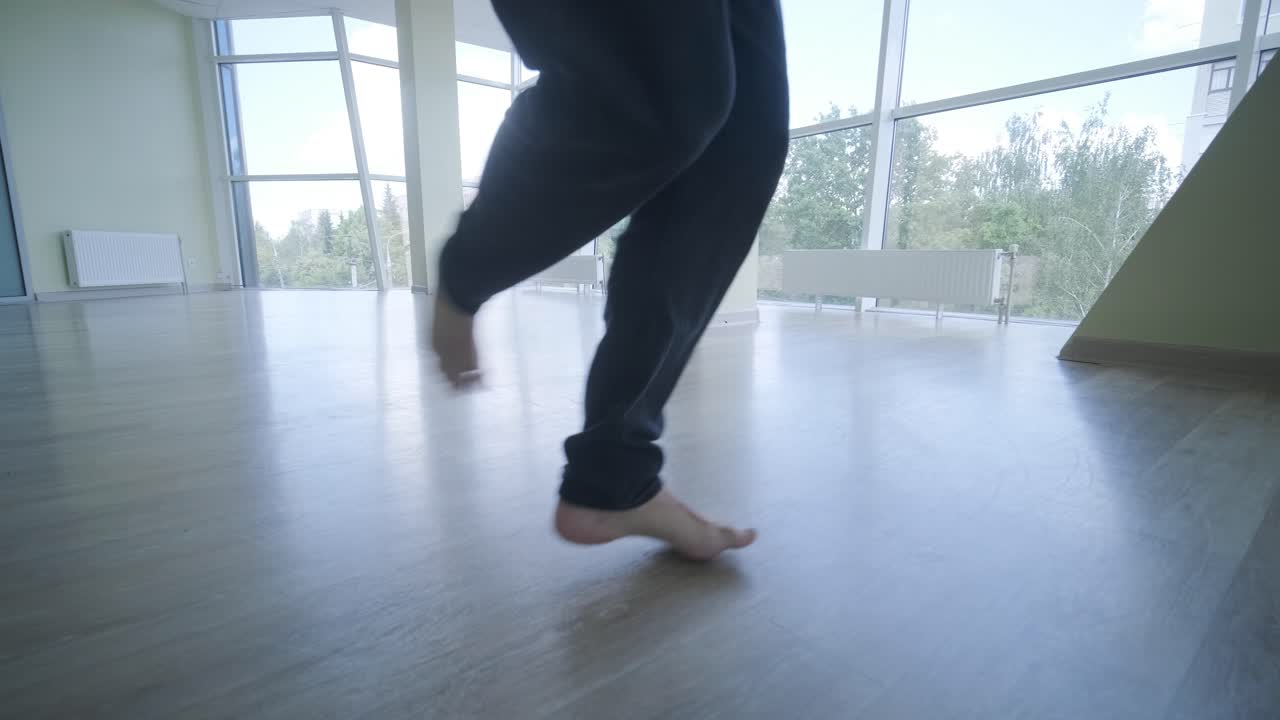 현대적인 스튜디오에서 브레이크 댄스를 하는 남자