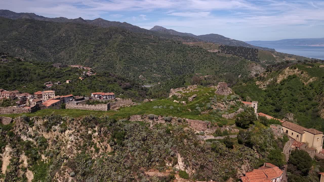 Vista panoramica aerea del Castello di Pentefur su scogliera a Savoca, Sicilia, in una giornata di cielo sereno