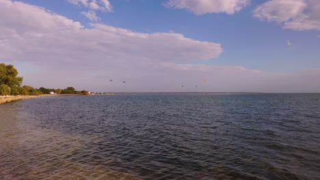 Kite-surfers-Wind-surfers-having-fun-in-Tampa-Bay,-Florida