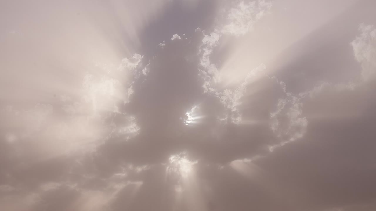 얼어붙은 바다와 산 위의 겨울 해가 뜨는 것