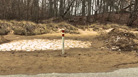 un poste de guía de tráfico cubierto de arena de tormenta