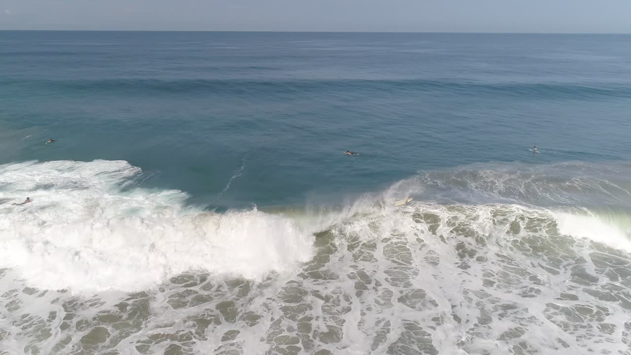 toma aérea de un surfista surfeando una gran ola de tubo y cayendo en la playa de zicatela, puerto escondido, oaxaca.