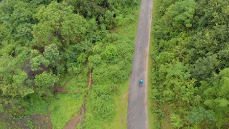 Toma-Aérea-De-Un-Hombre-Indio-Cabalgando-Por-La-Ruta-De-Las-Montañas-En-Un-Pueblo-Remoto,-Tamei,-Manipur,-India