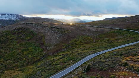 vista aérea de una sinuosa carretera de montaña al atardecer