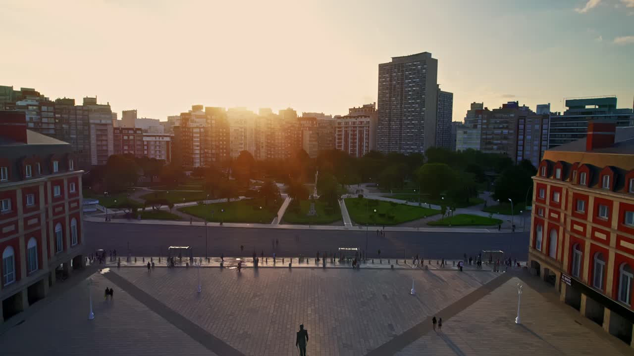 Panorâmica aérea cênica do Cassino e Hotel Provincial, Praça Colón, Orla de Mar del Plata.