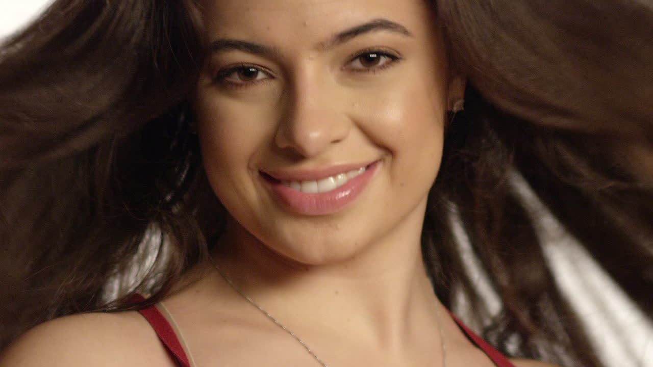 mujer joven echando el pelo hacia atrás