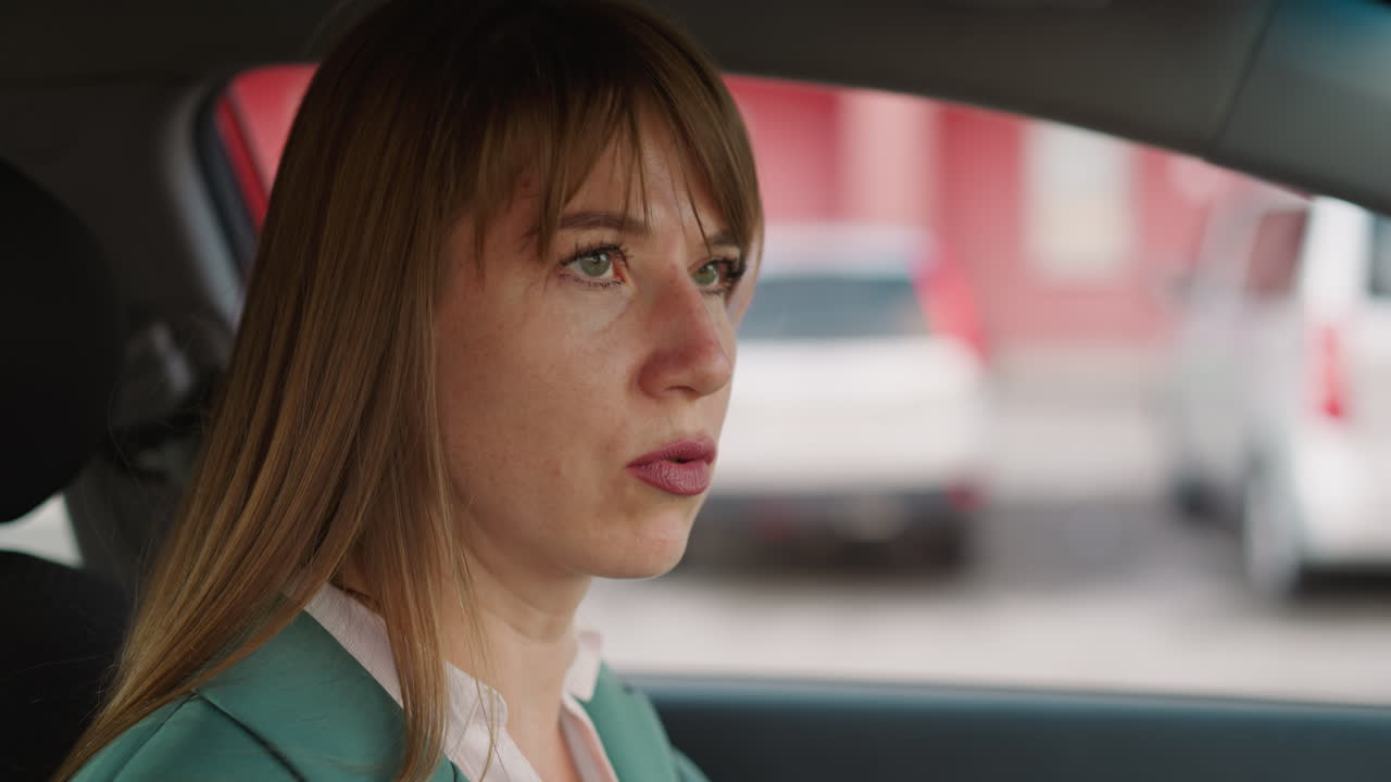 화가 난 여자 는 일 에서 발생 한 문제 들 을 생각 하고  ⁇  을 바라본다