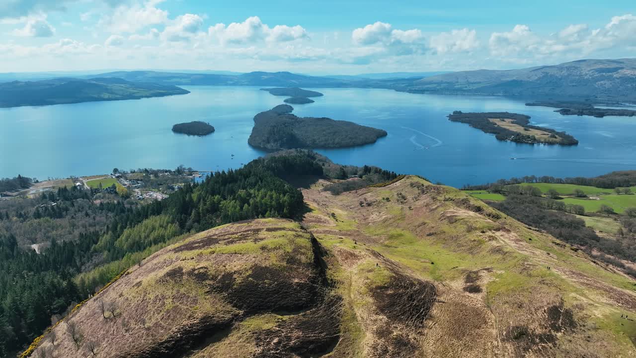 스코틀랜드 하이랜드 (scotland highlands) 의 아름다운 스코틀랜드 풍경인 코닉 힐 (conic hill) 에서 찍은 로몬드 호수 (loch lomond) 의 영상